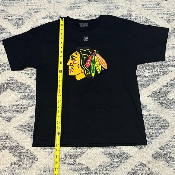 Reebok Chicago Blackhawks Jonathan Toews 19 Hockey T Shirt Youth XL Black - Picture 2 of 5